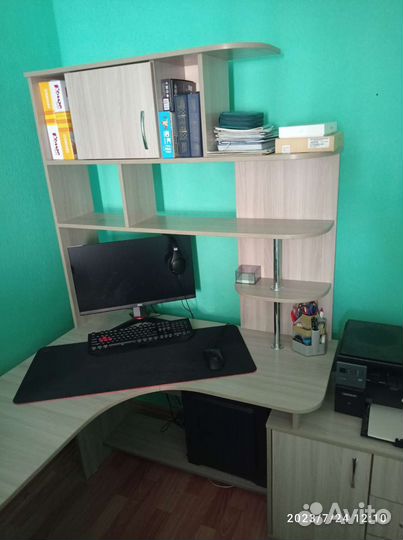 Угловой компьютерный стол