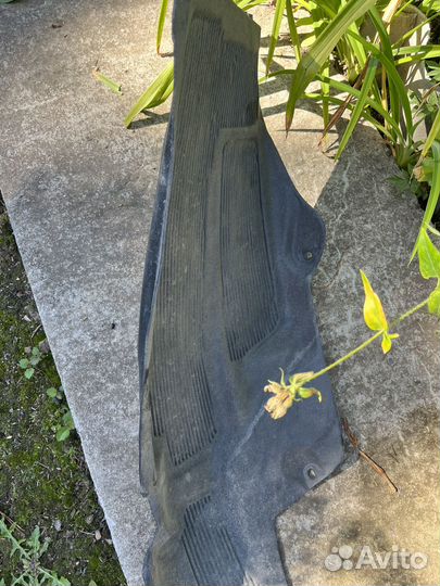 Подкрылок передний правый