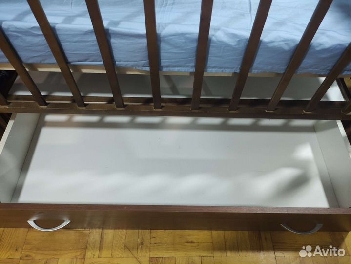 Детская кроватка с маятником и ящиком