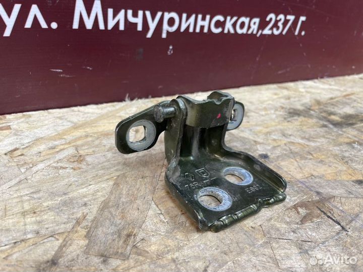 Петля двери задняя правая Renault Duster