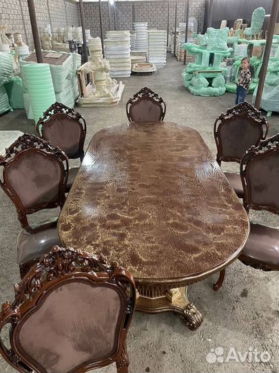 Стол со стульями