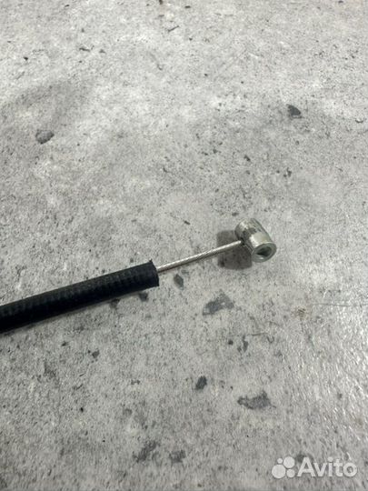 Трос замка капота передний Mercedes-Benz Gl550