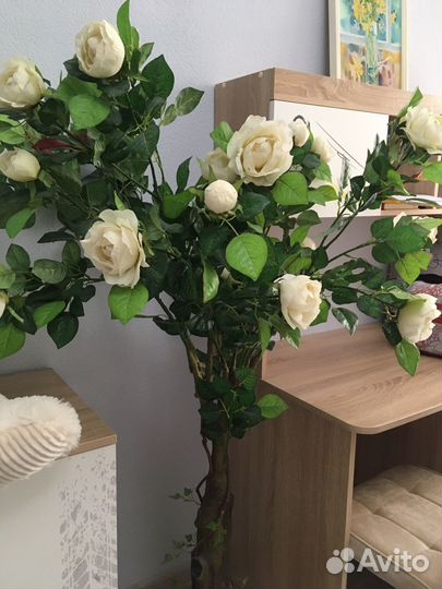 Искусственное дерево с розами