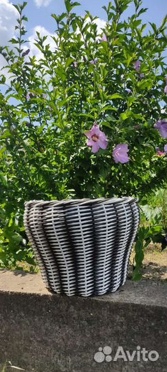 Кашпо из искусственного ротанга