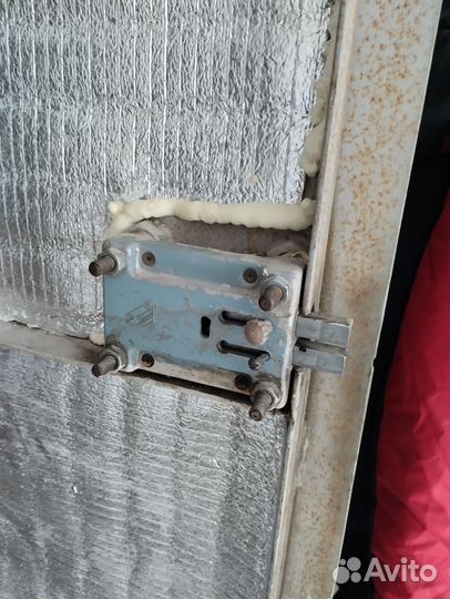 Дверь железная с замком