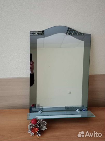 Зеркало с полочкой