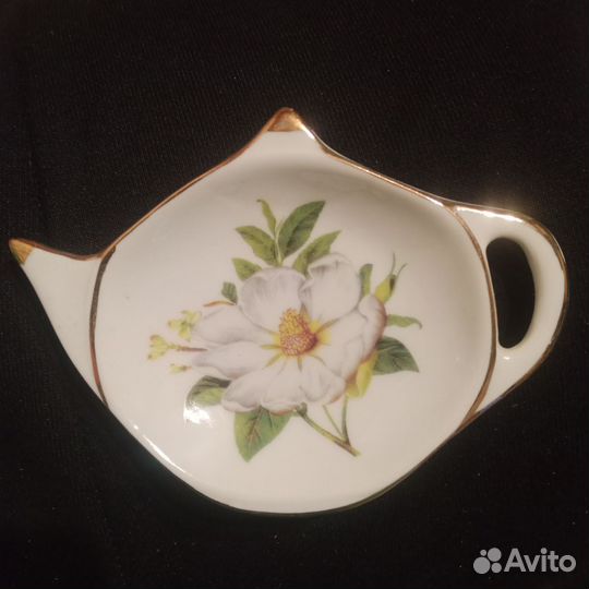 Керамический чайник и подставки в виде чайника