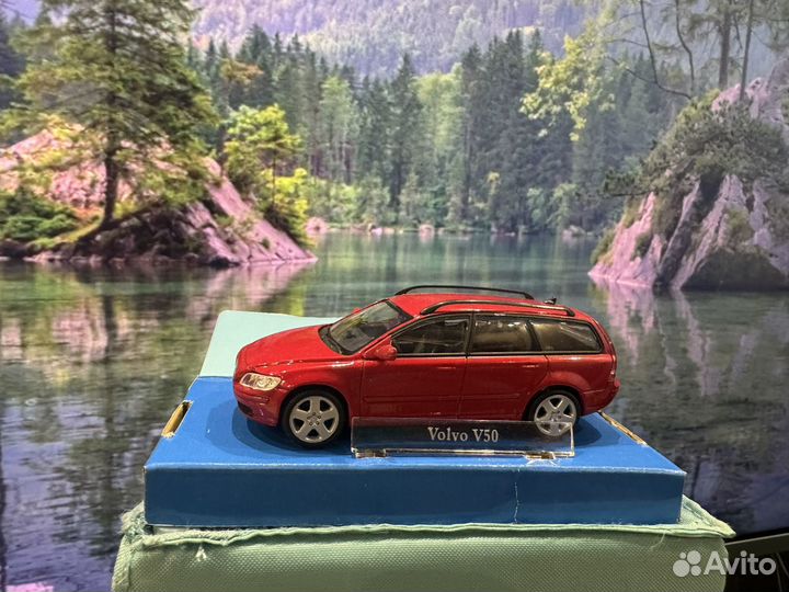 Модель автомобиля 1:43 Volvo V50