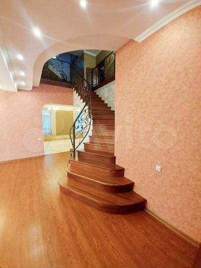 Дом 550,2 м² на участке 14,2 сот.