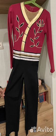 Костюм для выступлений по фигурному катанию