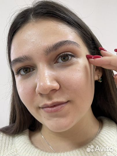 Модель на брови