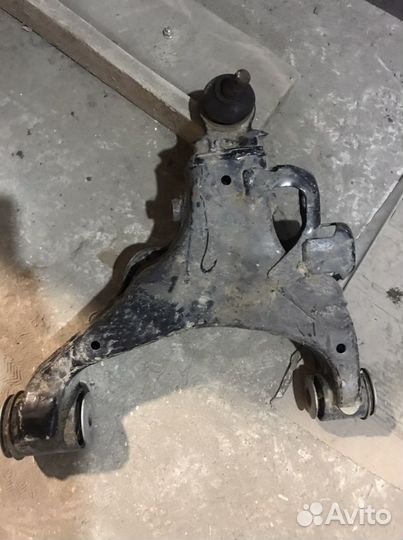 Нижний рычаг R на LX570 toyota LC200
