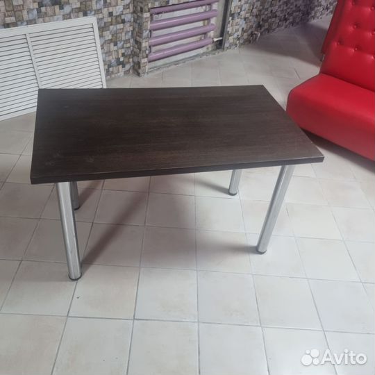 Столы, диванчики и барная стойка