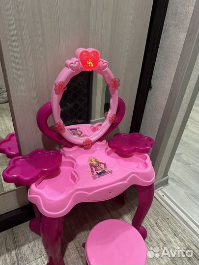 Туалетный столик с зеркалом и подсветкой детский