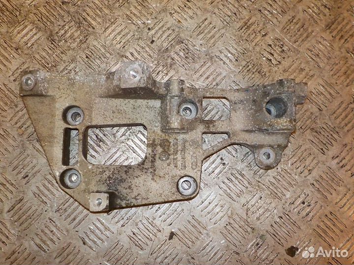 Кронштейн генератора VW Volkswagen Golf 5