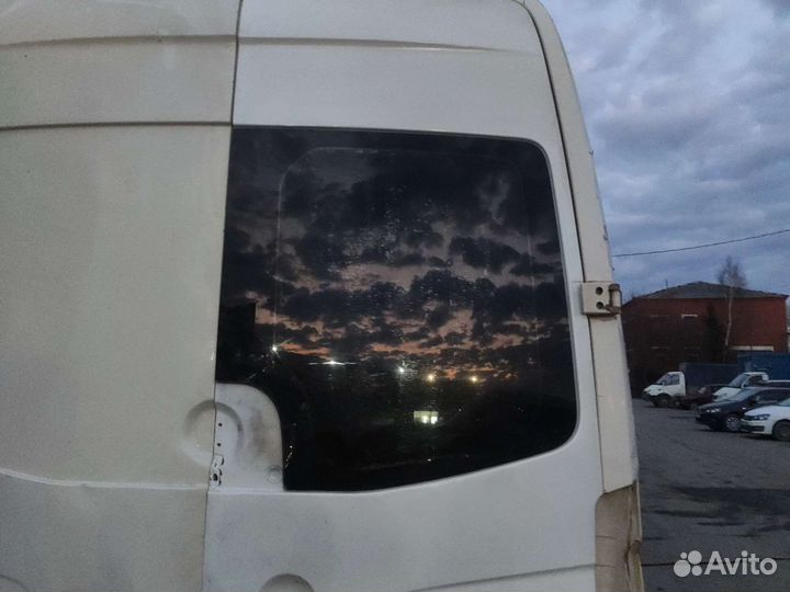 Задний стекло Мерседес 906