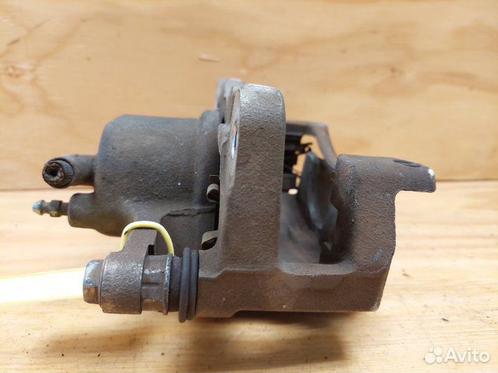 Суппорт передний левый Toyota Vitz SCP90 2szfe