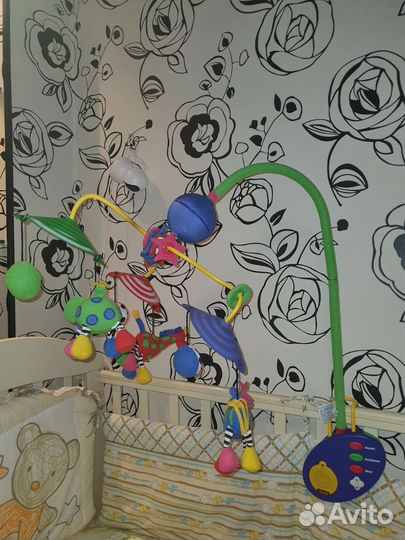 Мобиль в кроватку бренда Tiny love