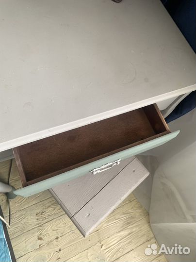 Туалетный столик с зеркалом и стулом