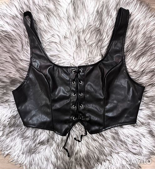 Кожаный корсет на шнуровке