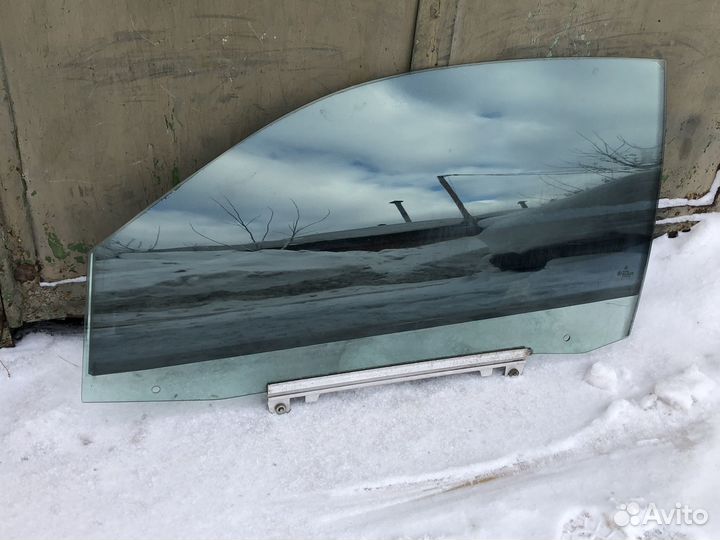 Стекло водительской двери Mercedes W208