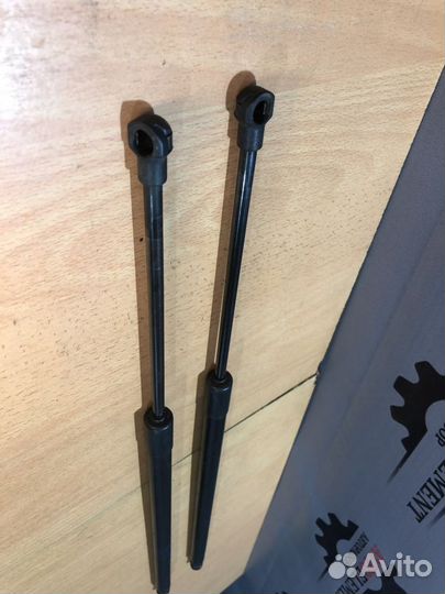 Амортизатор двери багажника Nissan Note E11 (2005—