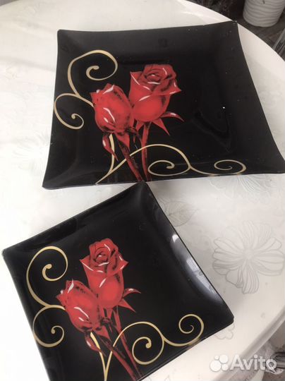 Блюдо с тарелками