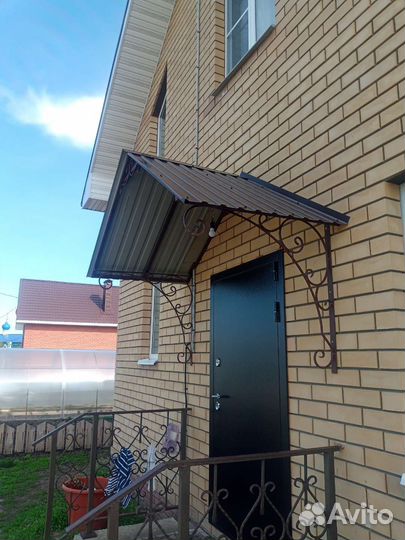 Козырек над крыльцом