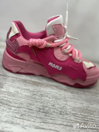 Кроссовки женские