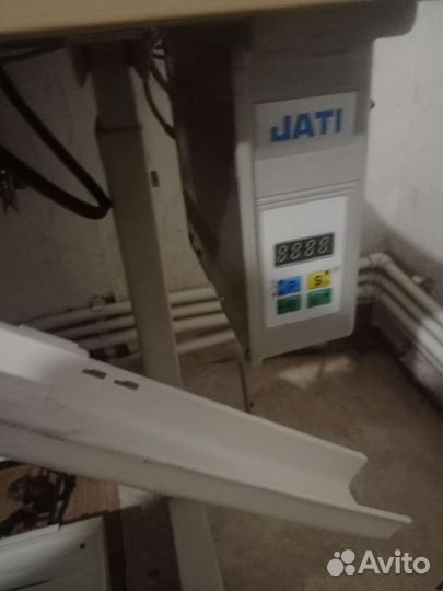 Продам пятиниточную швейную машину