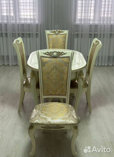 Кухонный стол и стулья комплект