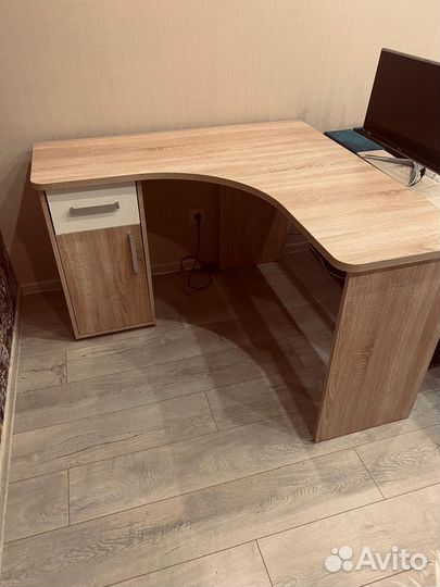 Компьютерный стол угловой с полками