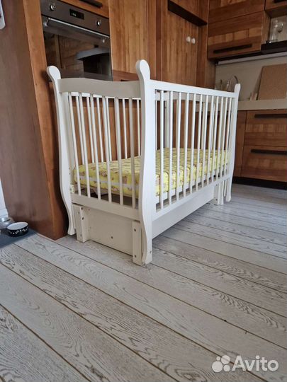 Детская кроватка с маятником и ящиком