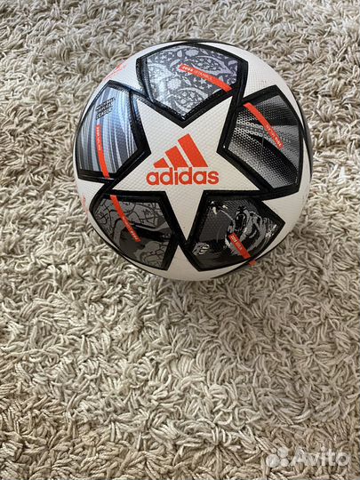Футбольный мяч adidas лига чемпионов