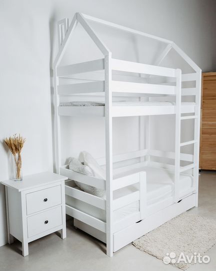 Двухъярусная кровать из массива