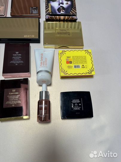 Палетки теней, кисти для макияжа, сумка стилиста