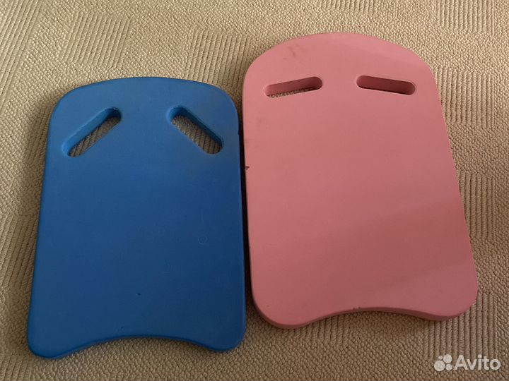 Доска для плавания в бассейне