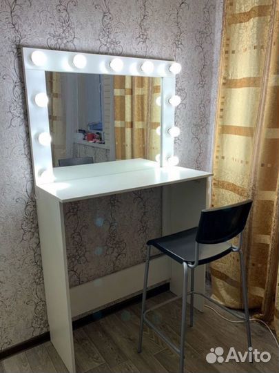 Гримерное зеркало с подсветкой, стол