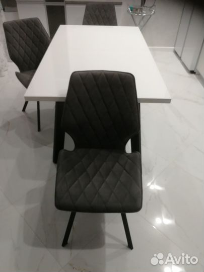 Продам в наборе кухонный стол и стулья