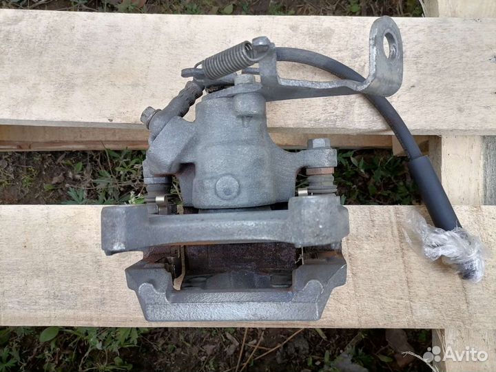 Задний левый тормозной суппорт мазда CX-5