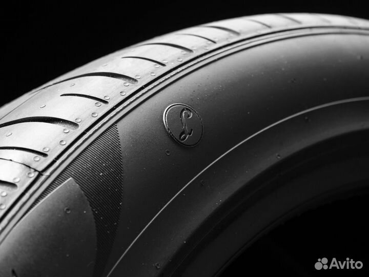 Pirelli P Zero PZ4 285/40 R22 и 325/35 R22 110Y