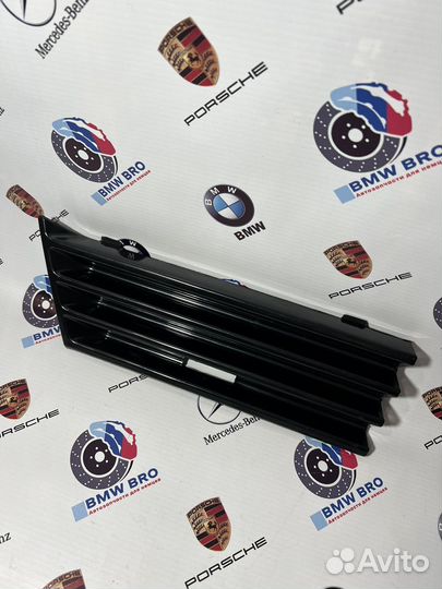 Заглушка бампера буксировочного крюка W210