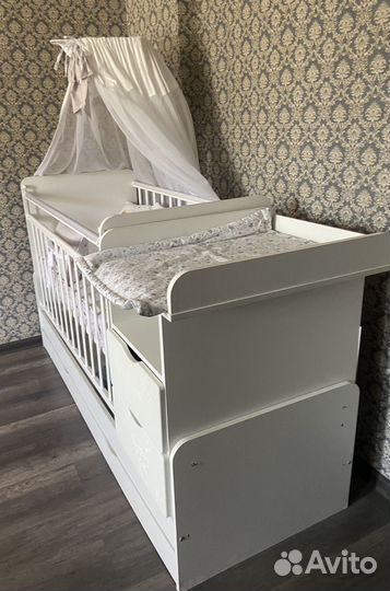 Детская кроватка с маятником