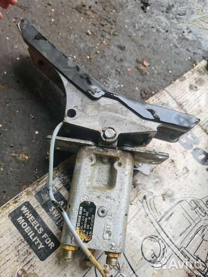 Педаль хода гусеничного экскаватора liebherr R904