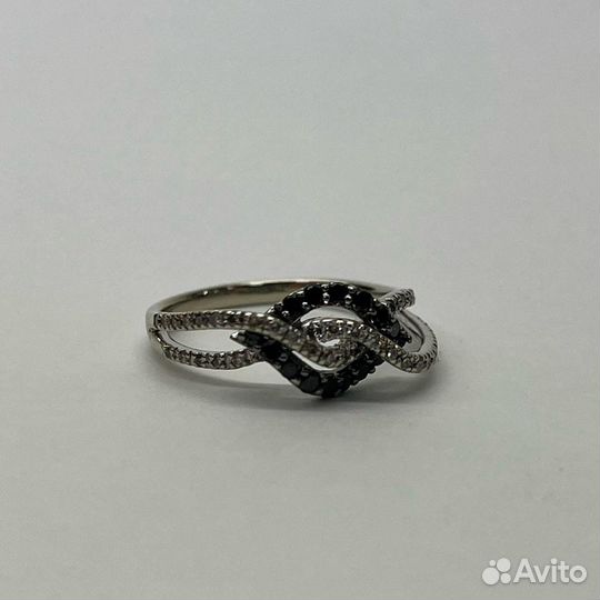 Кольцо с черными и белыми бриллиантами