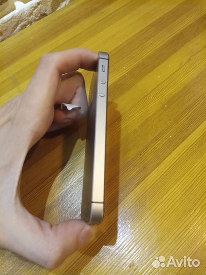 iPhone SE, 32 ГБ