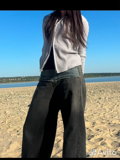 Джинсы широки