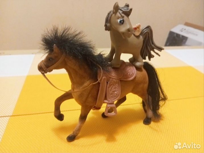 Конь с курицей