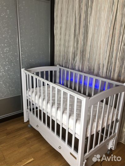 Детская кроватка с маятником и ящиком