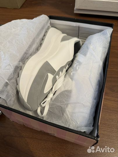 Кроссовки женские 39 размер новые